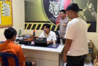 Tersangka penusukan di arena biliar Pringsewu insial SAW warga Pekon Babakan, Pugung, Tanggamus usai menyerahkan diri ke Polsek Pringsewu Kota, Minggu 21 Juni 2026 | Dok. Humas Polres Pringsewu.