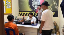 Tersangka penusukan di arena biliar Pringsewu insial SAW warga Pekon Babakan, Pugung, Tanggamus usai menyerahkan diri ke Polsek Pringsewu Kota, Minggu 21 Juni 2026 | Dok. Humas Polres Pringsewu.