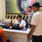 Tersangka penusukan di arena biliar Pringsewu insial SAW warga Pekon Babakan, Pugung, Tanggamus usai menyerahkan diri ke Polsek Pringsewu Kota, Minggu 21 Juni 2026 | Dok. Humas Polres Pringsewu.