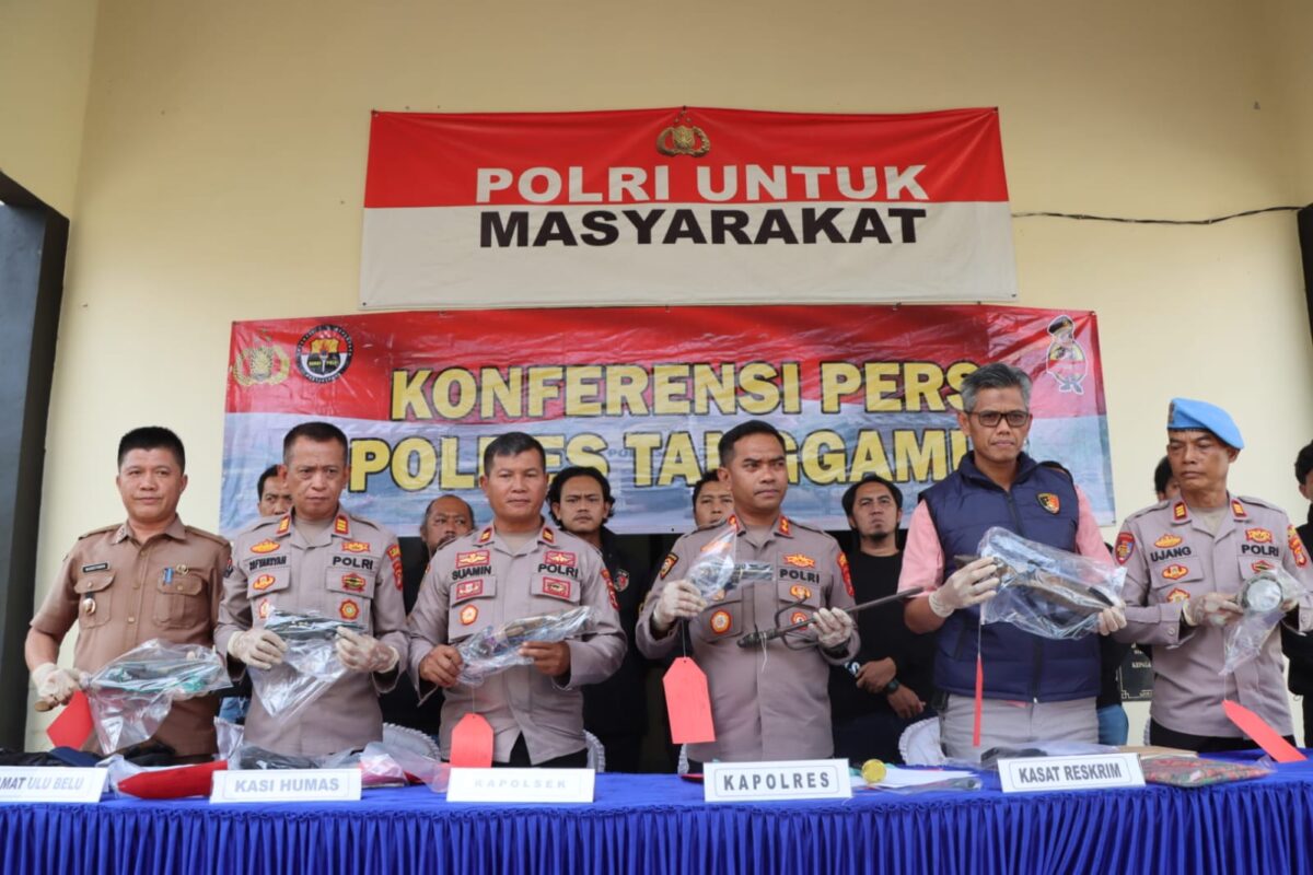 Kapolres Tanggamus AKBP Rahmad Sujatmiko saat memimpin konferensi pers di Mapolsek Pulau Panggung, Selasa 24 Juni 2026.