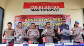 Kapolres Tanggamus AKBP Rahmad Sujatmiko saat memimpin konferensi pers di Mapolsek Pulau Panggung, Selasa 24 Juni 2026.