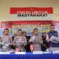 Kapolres Tanggamus AKBP Rahmad Sujatmiko saat memimpin konferensi pers di Mapolsek Pulau Panggung, Selasa 24 Juni 2026.