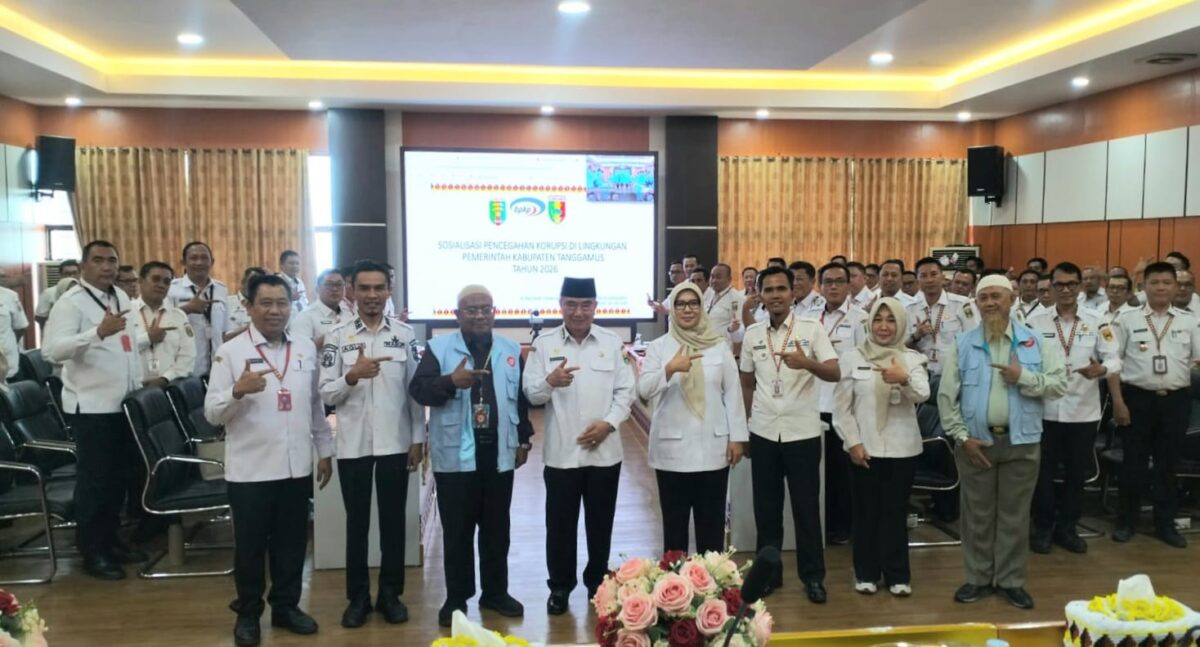 Bupati Tanggamus Hi. Moh. Saleh Asnawi saat foto bersama dengan Forum Penyuluh Anti Korupsi di Ruang Rapat Utama Kantor Bupati Tanggamus, Rabu 24 Juni 2026 | Herdi/Media Prioritastv.com.