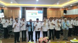 Bupati Tanggamus Hi. Moh. Saleh Asnawi saat foto bersama dengan Forum Penyuluh Anti Korupsi di Ruang Rapat Utama Kantor Bupati Tanggamus, Rabu 24 Juni 2026 | Herdi/Media Prioritastv.com.