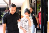 Tersangka L saat digiring ke sel tahanan Polsek Pringsewu Kota | Dok. Humas Polres Pringsewu.