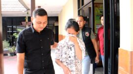 Tersangka L saat digiring ke sel tahanan Polsek Pringsewu Kota | Dok. Humas Polres Pringsewu.