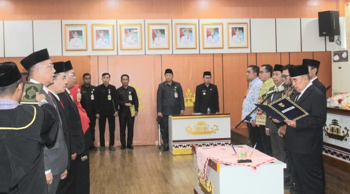 Bupati Tanggamus H. Moh. Saleh Asnawi saat melantik  Andi Dermawan bersama belasan pejabat lain di ruang rapat utama kantor bupati, Kamis 25 Juni 2026 | Herdi/Media Prioritastv.com.