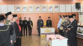Bupati Tanggamus H. Moh. Saleh Asnawi saat melantik  Andi Dermawan bersama belasan pejabat lain di ruang rapat utama kantor bupati, Kamis 25 Juni 2026 | Herdi/Media Prioritastv.com.