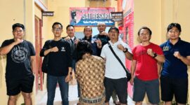 Tersangka ASM (44) setelah ditangkap sebelum dijebloskan ke sel tahanan, Jumat 26 Juni 2026 | Dok. Humas Polres Pesisir Barat.