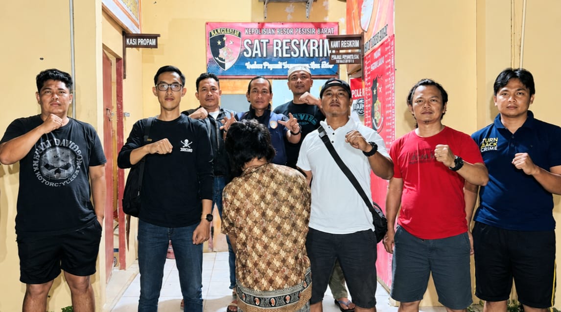 Tersangka ASM (44) setelah ditangkap sebelum dijebloskan ke sel tahanan, Jumat 26 Juni 2026 | Dok. Humas Polres Pesisir Barat.
