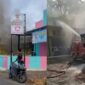 Kolase foto saat kebakaran pertama diketahui warga dan saat petugas Damkar tiba memadamkan api, Minggu 28 Juni 2026 | ist/Media Prioritastv.com.