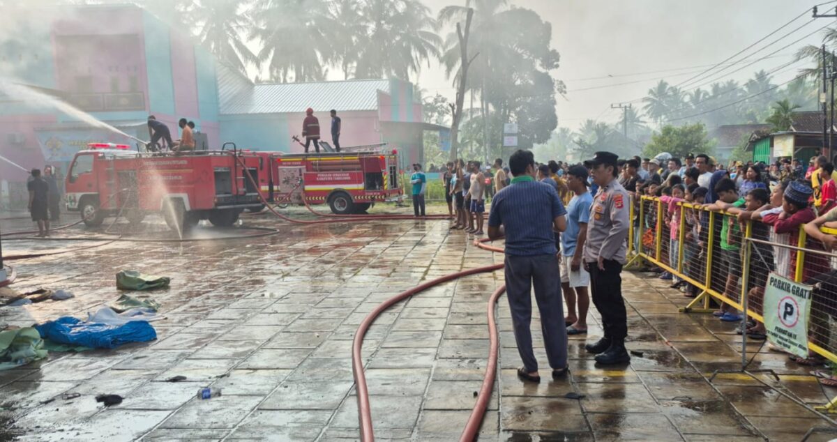 Petugas Damkarmat Tanggamus yang menerjunkan dua mobil pemadam saat berjibaku memadakan api di Toko Swalayan Diamon Pekon Dadimulyo, Wonosobo, Minggu 27 Juni 2026 | ist/Media Prioritastv.com.