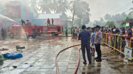 Petugas Damkarmat Tanggamus yang menerjunkan dua mobil pemadam saat berjibaku memadakan api di Toko Swalayan Diamon Pekon Dadimulyo, Wonosobo, Minggu 27 Juni 2026 | ist/Media Prioritastv.com.