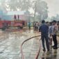 Petugas Damkarmat Tanggamus yang menerjunkan dua mobil pemadam saat berjibaku memadakan api di Toko Swalayan Diamon Pekon Dadimulyo, Wonosobo, Minggu 27 Juni 2026 | ist/Media Prioritastv.com.