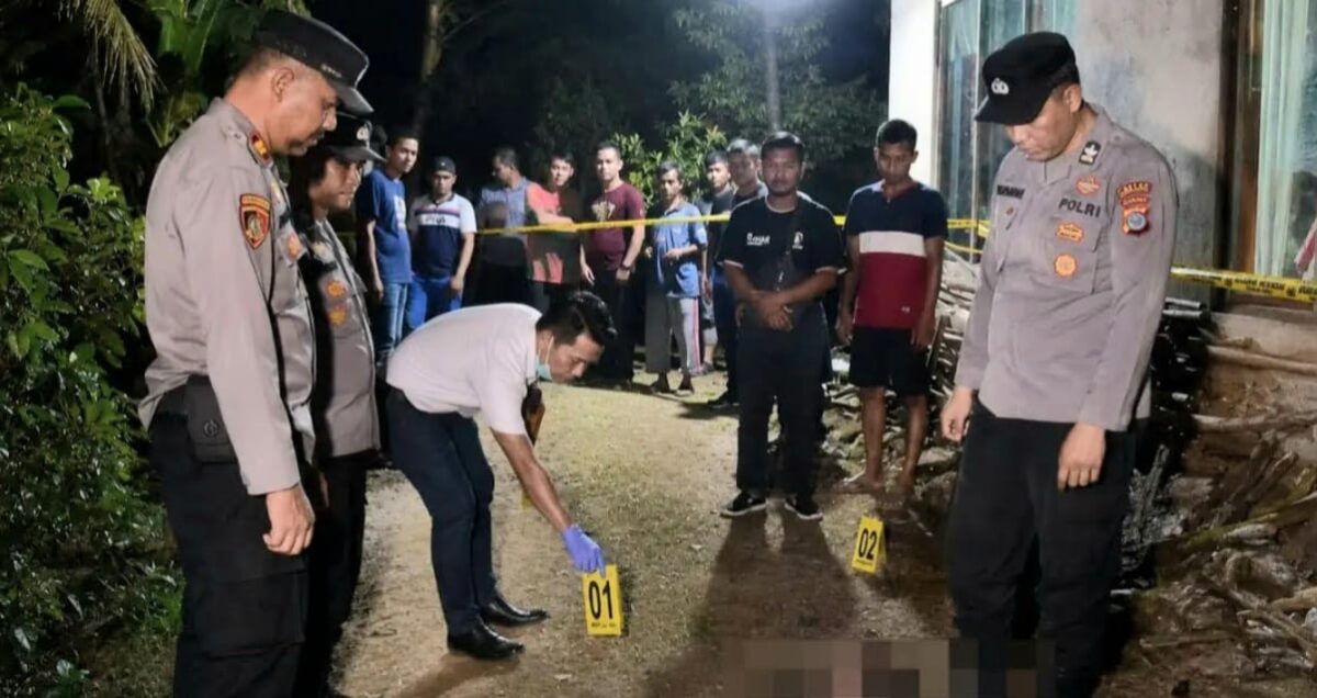 Polisi saat melakukan olah TKP pembunuhan seorang istri oleh suaminya di Dusun Pamenang V, Pekon Pamenang, Pagelaran, Pringsewu, Jumat 26 Juni 2026 | Dok. Humas Polres Pringsewu.