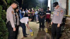 Polisi saat melakukan olah TKP pembunuhan seorang istri oleh suaminya di Dusun Pamenang V, Pekon Pamenang, Pagelaran, Pringsewu, Jumat 26 Juni 2026 | Dok. Humas Polres Pringsewu.