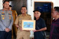 Penyerahan Alsintan secara simbolis oleh Bupati Pringsewu Riyanto Pamungkas kepada salah satu petani, Senin 29 Juni 2026 | Samuel/Media Prioritastv.com.
