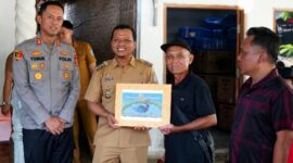 Penyerahan Alsintan secara simbolis oleh Bupati Pringsewu Riyanto Pamungkas kepada salah satu petani, Senin 29 Juni 2026 | Samuel/Media Prioritastv.com.
