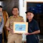 Penyerahan Alsintan secara simbolis oleh Bupati Pringsewu Riyanto Pamungkas kepada salah satu petani, Senin 29 Juni 2026 | Samuel/Media Prioritastv.com.