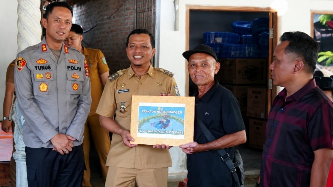Penyerahan Alsintan secara simbolis oleh Bupati Pringsewu Riyanto Pamungkas kepada salah satu petani, Senin 29 Juni 2026 | Samuel/Media Prioritastv.com.