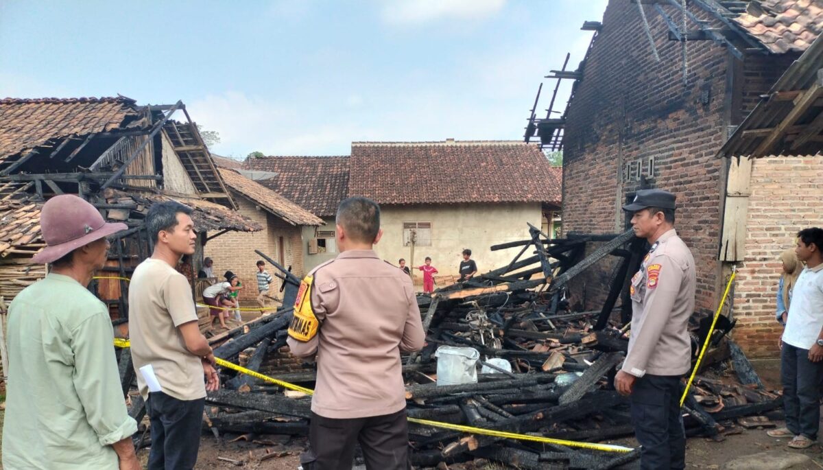 Polisi saat melakukan identifikasi kebakaran di Dusun Cilancar, Pekon Rantau Tijang, Pugung, Tanggamus, Minggu 28 Juni 2026 | Dok. Humas Polres Tanggamus.