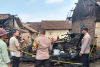 Polisi saat melakukan identifikasi kebakaran di Dusun Cilancar, Pekon Rantau Tijang, Pugung, Tanggamus, Minggu 28 Juni 2026 | Dok. Humas Polres Tanggamus.