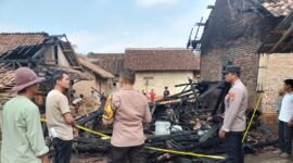 Polisi saat melakukan identifikasi kebakaran di Dusun Cilancar, Pekon Rantau Tijang, Pugung, Tanggamus, Minggu 28 Juni 2026 | Dok. Humas Polres Tanggamus.