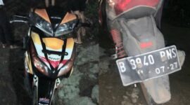 Kolase foto sepeda motor diduga milik pencuri yang ditinggalkan di Blok 3 Pekon Tekad, Pulau Panggung, Tanggamus, Senin 29 Juni 2026, dinihari | Dok. Facebook Putri Wa.