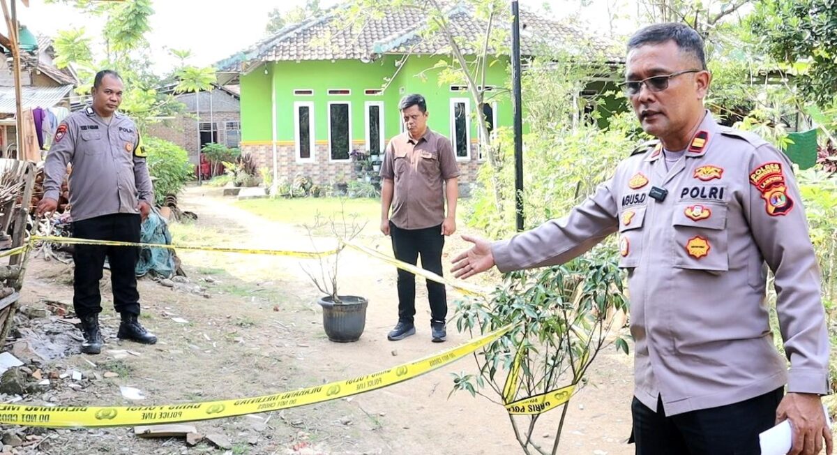 Polisi saat menunjukan TKP penusukan yang menewaskan Anes Wulandari (20) di Dusun V Pekon Pamenang, Pagelaran, Pringsewu, Selasa 30 Juni 2026 | Dok. Humas Polres Pringsewu.