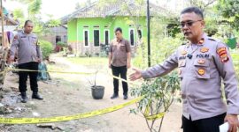 Polisi saat menunjukan TKP penusukan yang menewaskan Anes Wulandari (20) di Dusun V Pekon Pamenang, Pagelaran, Pringsewu, Selasa 30 Juni 2026 | Dok. Humas Polres Pringsewu.