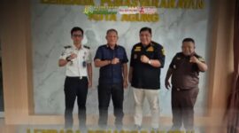 Kajari Pringsewu bersama Kalapas Kotaagung dan jajaran berfoto usai silaturahmi guna memperkuat sinergi serta koordinasi antar aparat penegak hukum. (Foto: istimewa)
