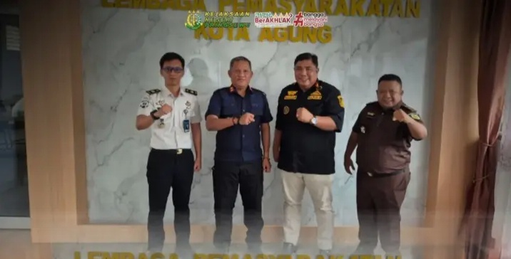 Kajari Pringsewu bersama Kalapas Kotaagung dan jajaran berfoto usai silaturahmi guna memperkuat sinergi serta koordinasi antar aparat penegak hukum. (Foto: istimewa)