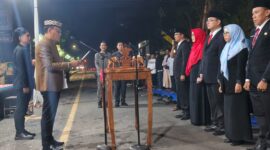 Wali Kota Metro Bambang Iman Santoso saat melantik 5 pejabat eselon II di halaman Masjid Taqwa Kota Metro pada malam 1 Muharam 1448 Hijriah, Senin (15/6/2026) | Raditya/Media Prioritastv.com.
