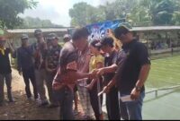 Suasana meriah Mancing Mania Ikan Mas dan penyaluran bantuan sosial oleh Kodim 0424/Tanggamus di Pekon Waringin Sari Barat, Minggu (7/6/2026)