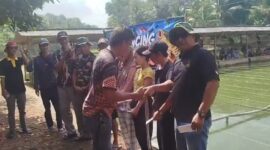 Suasana meriah Mancing Mania Ikan Mas dan penyaluran bantuan sosial oleh Kodim 0424/Tanggamus di Pekon Waringin Sari Barat, Minggu (7/6/2026)