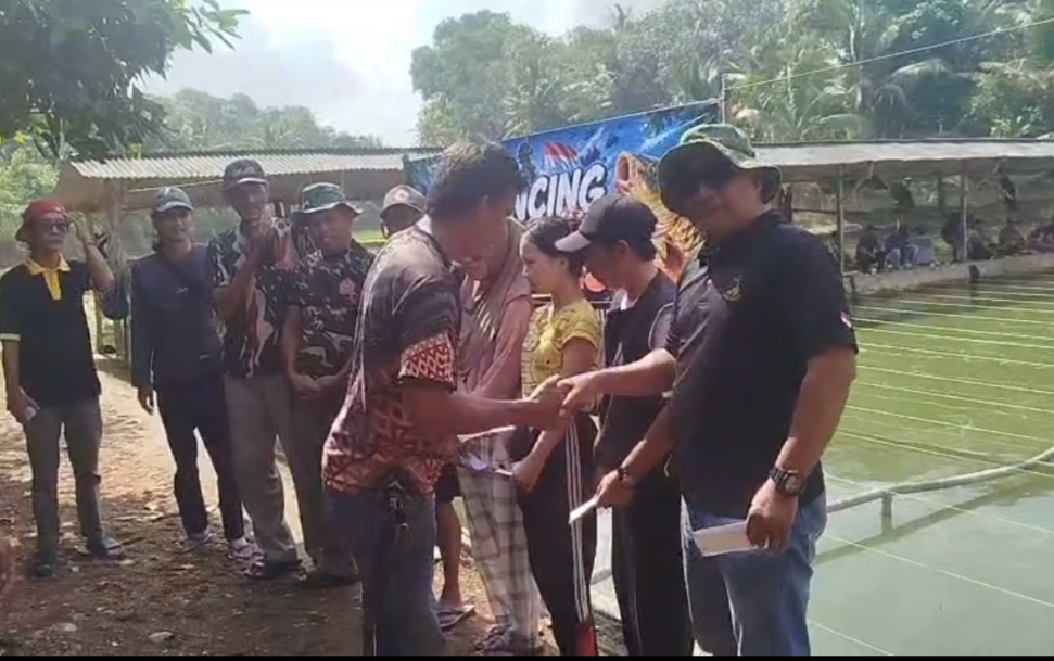 Suasana meriah Mancing Mania Ikan Mas dan penyaluran bantuan sosial oleh Kodim 0424/Tanggamus di Pekon Waringin Sari Barat, Minggu (7/6/2026)