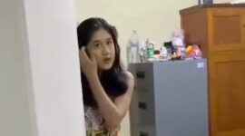 Seorang gadis yang viral sedang berada di kamar oknum Kalapas di Waingapu, Kabupaten Sumba Timur, Nusa Tenggara Timur (NTT) | Tangkapan Layar Video.