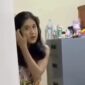 Seorang gadis yang viral sedang berada di kamar oknum Kalapas di Waingapu, Kabupaten Sumba Timur, Nusa Tenggara Timur (NTT) | Tangkapan Layar Video.