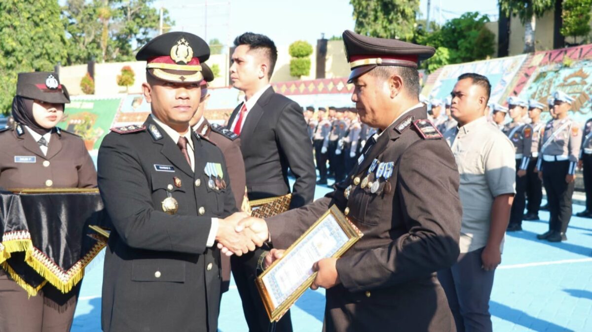 Kapolres Tanggamus AKBP Rahmad Sujatmiko, saat menyerahkan piagam penghargaan kepada Kapolsek Pulau Panggung, Iptu Suamin, Rabu 1 Juli 2026 | Herdi/Media Prioritastv.com.