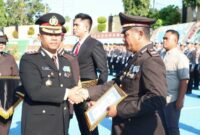 Kapolres Tanggamus AKBP Rahmad Sujatmiko, saat menyerahkan piagam penghargaan kepada Kapolsek Pulau Panggung, Iptu Suamin, Rabu 1 Juli 2026 | Herdi/Media Prioritastv.com.