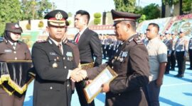 Kapolres Tanggamus AKBP Rahmad Sujatmiko, saat menyerahkan piagam penghargaan kepada Kapolsek Pulau Panggung, Iptu Suamin, Rabu 1 Juli 2026 | Herdi/Media Prioritastv.com.