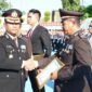 Kapolres Tanggamus AKBP Rahmad Sujatmiko, saat menyerahkan piagam penghargaan kepada Kapolsek Pulau Panggung, Iptu Suamin, Rabu 1 Juli 2026 | Herdi/Media Prioritastv.com.