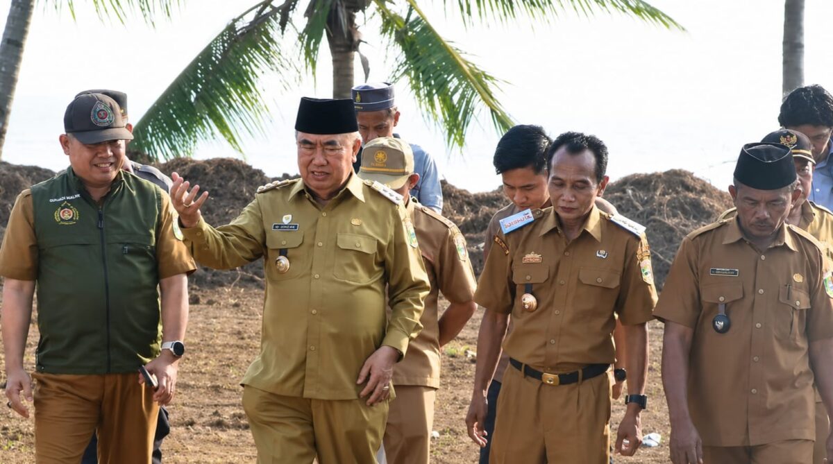 Bupati Tanggamus H. Moh. Saleh Asnawi saat meninjau pesisir pantai Pekon Tanjung Jaya, Limau guna mempersiapkan lokasi sentra garam, Selasa 28 Juli 2026 | Herdi/Media Prioritastv.com.