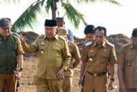Bupati Tanggamus H. Moh. Saleh Asnawi saat meninjau pesisir pantai Pekon Tanjung Jaya, Limau guna mempersiapkan lokasi sentra garam, Selasa 28 Juli 2026 | Herdi/Media Prioritastv.com.