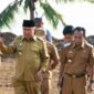 Bupati Tanggamus H. Moh. Saleh Asnawi saat meninjau pesisir pantai Pekon Tanjung Jaya, Limau guna mempersiapkan lokasi sentra garam, Selasa 28 Juli 2026 | Herdi/Media Prioritastv.com.