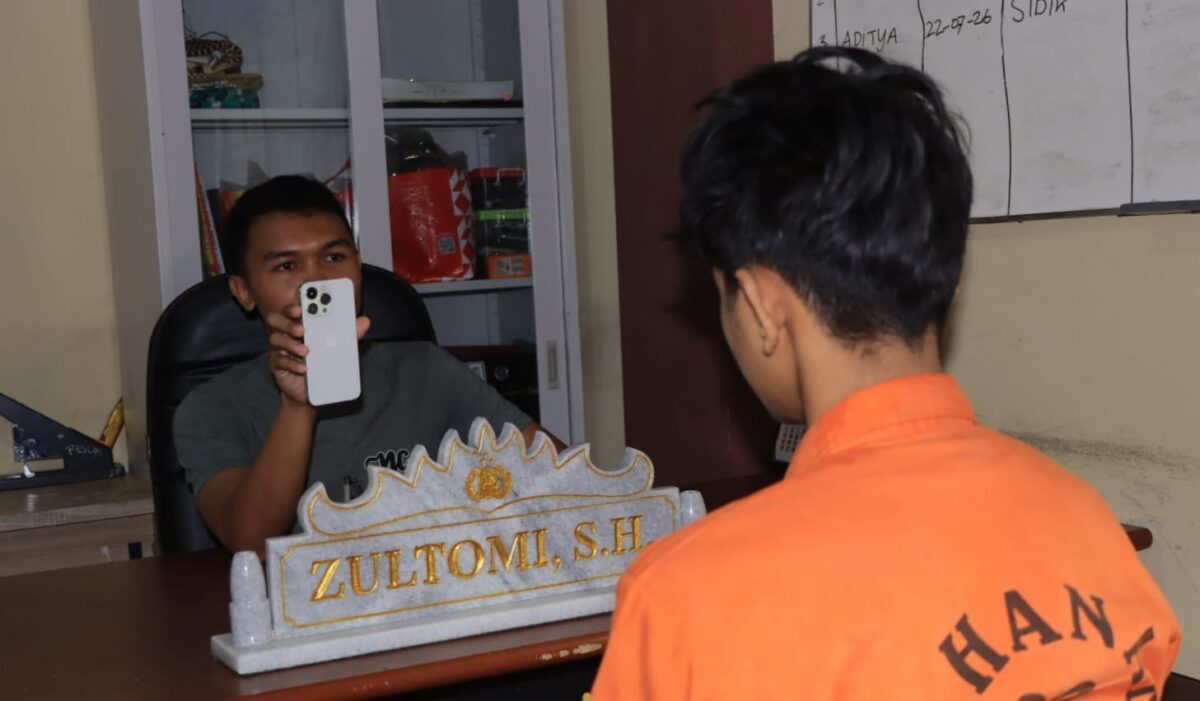 Penyidik saat menunjukan handphone iPhone yang dicuri tersangka yang sebelumnya diberikan kepada kekasih sebagai hadiah, Rabu 29 Juli 2026 | Dok. Humas Polres Tanggamus.