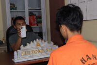 Penyidik saat menunjukan handphone iPhone yang dicuri tersangka yang sebelumnya diberikan kepada kekasih sebagai hadiah, Rabu 29 Juli 2026 | Dok. Humas Polres Tanggamus.