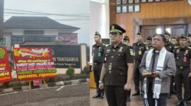 Kolase foto papan bunga ucapan di depan Kantor Kejari Tanggamus dan saat Mauritz Marx William dilantik menjadi Kasi Intelijen, Rabu 29 Juli 2026 | ist/Media Prioritastv.com.