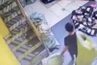 Video viral yang diunggah di media sosial yang menarasikan pengambilan paket pada tanggal 23 menuju 24 Juni 2026 | Facebook Resti Andini.
