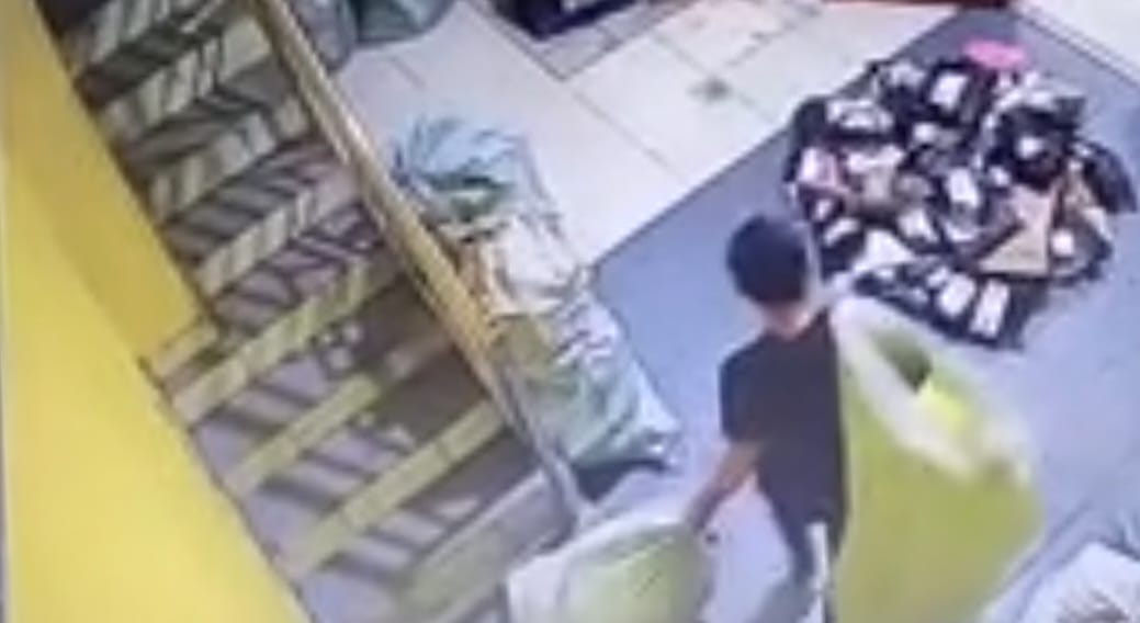 Video viral yang diunggah di media sosial yang menarasikan pengambilan paket pada tanggal 23 menuju 24 Juni 2026 | Facebook Resti Andini.